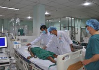 Giám đốc Sở Y tế thăm động viên ba ca bệnh nghi ngộ độc  độc tố vi khuẩn Clostridium botulinum