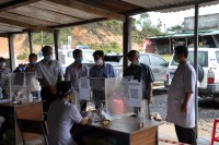Đồng chí Nguyễn Văn Hòa - Phó Bí thư Tỉnh ủy kiểm tra công tác  phòng, chống dịch COVID-19 tại Chốt kiểm soát xã Hiếu, huyện Kon Plông