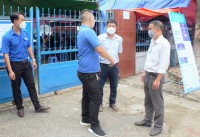Trung tâm Y tế thành phố Kon Tum phối hợp với Thành Đoàn Kon Tum thực hiện giãn cách tại các điểm tiêm chủng vắc xin phòng COVID-19
