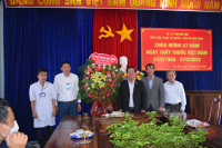 Đồng chí Lê Ngọc Tuấn – Phó Bí thư Tỉnh ủy, Chủ tịch Ủy ban nhân dân tỉnh thăm, chúc mừng cán bộ, nhân viên Bệnh viện Y dược cổ truyền – Phục hồi chức năng và Bệnh viện Đa khoa Vạn Gia An