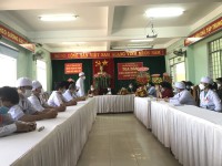 Đồng chí Y Ngọc, Phó Chủ tịch Ủy ban nhân dân tỉnh thăm, chúc mừng cán bộ, nhân viên Bệnh viện Đa khoa khu vực Ngọc Hồi nhân kỷ niệm 67 năm Ngày Thầy thuốc Việt Nam