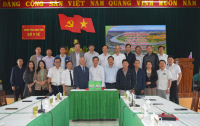 Tặng sách “Trạm Y tế xã” cho hệ thống y tế cơ sở tỉnh Kon Tum