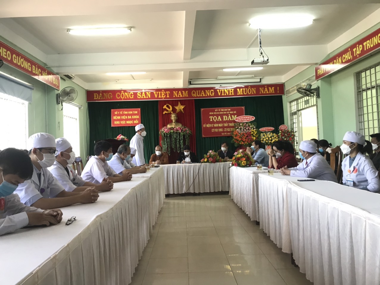 Đồng chí Y Ngọc, Phó Chủ tịch Ủy ban nhân dân tỉnh thăm, chúc mừng cán bộ, nhân viên Bệnh viện Đa khoa khu vực Ngọc Hồi nhân kỷ niệm 67 năm Ngày Thầy thuốc Việt Nam