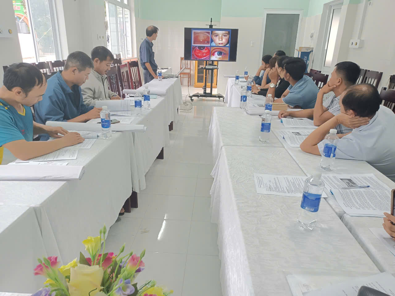 Tập huấn chăm sóc mắt ban đầu và các bệnh về mắt  tại Trung tâm Y tế huyện Đăk Glei
